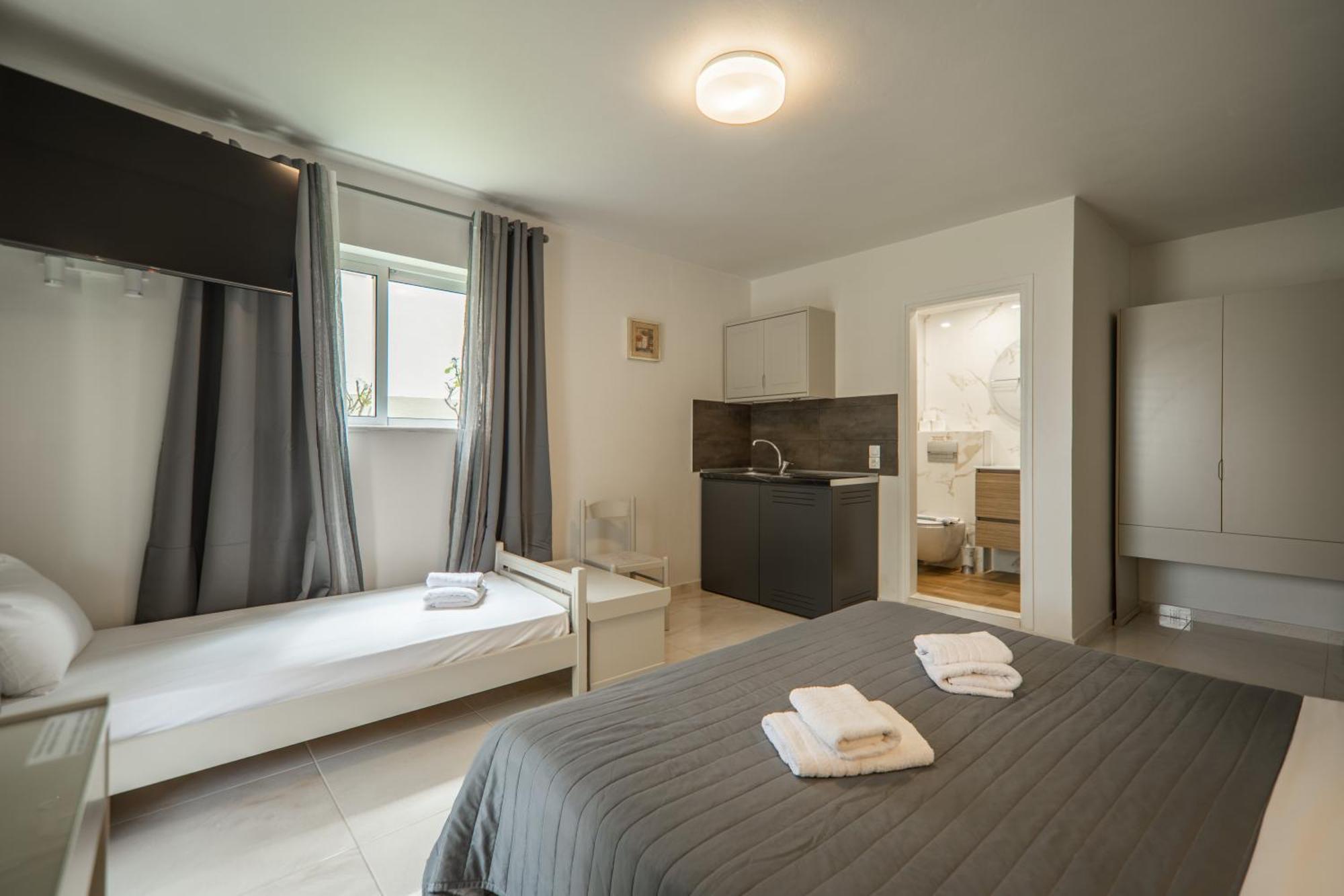 Manos Beachside Apartments Agia Marina Eksteriør bilde