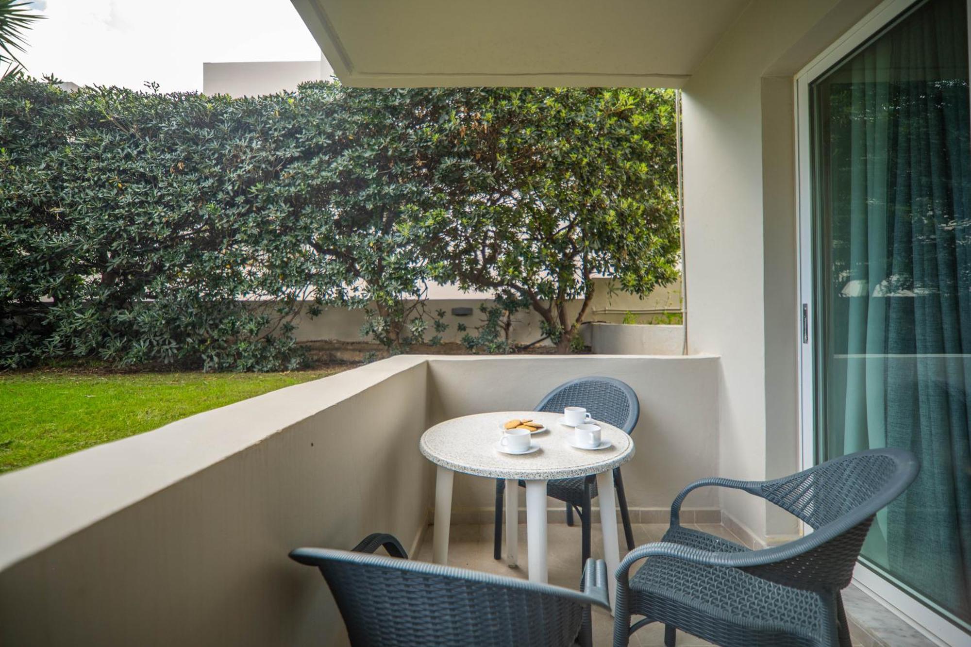 Manos Beachside Apartments Agia Marina Rom bilde