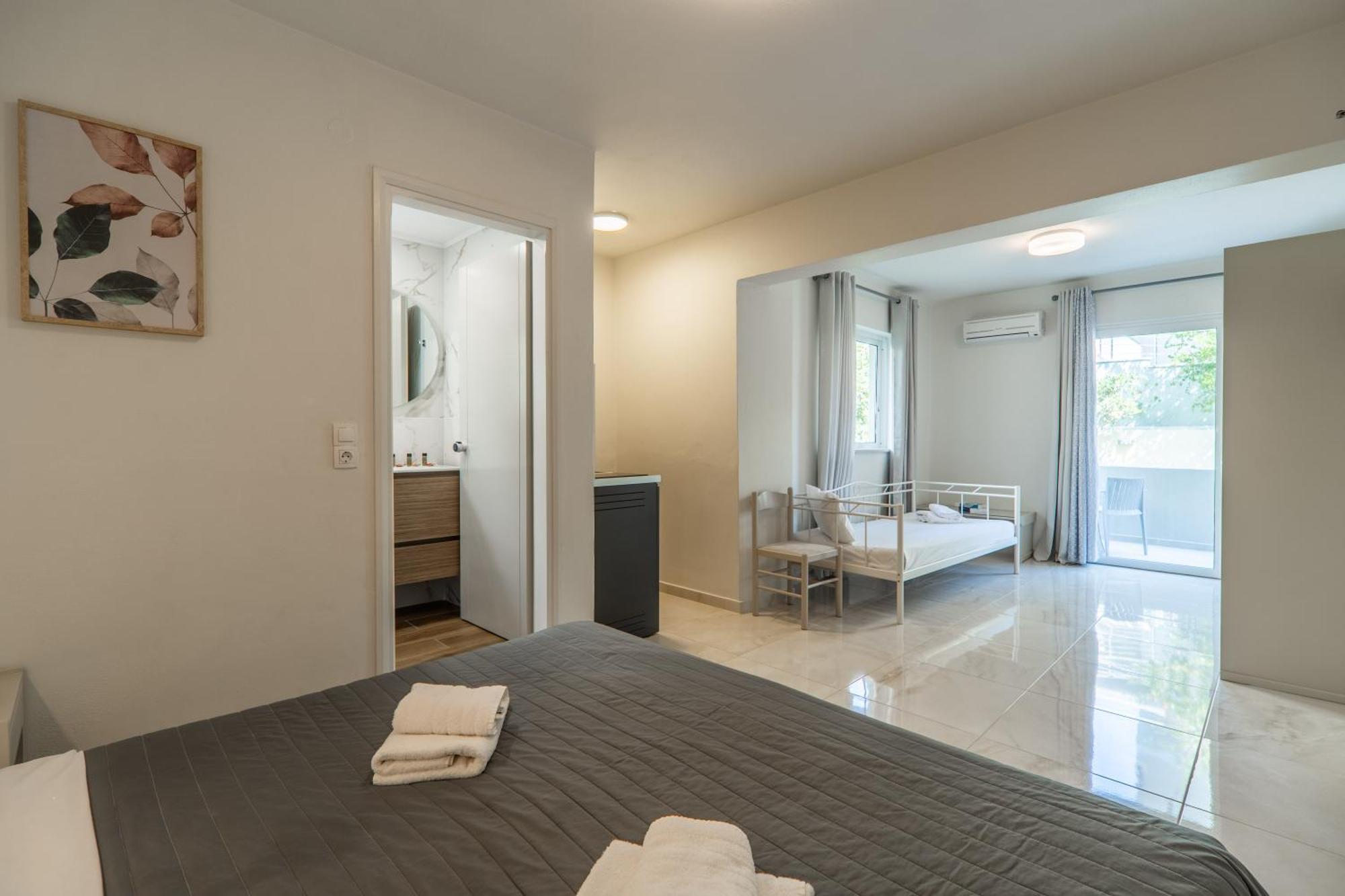Manos Beachside Apartments Agia Marina Eksteriør bilde