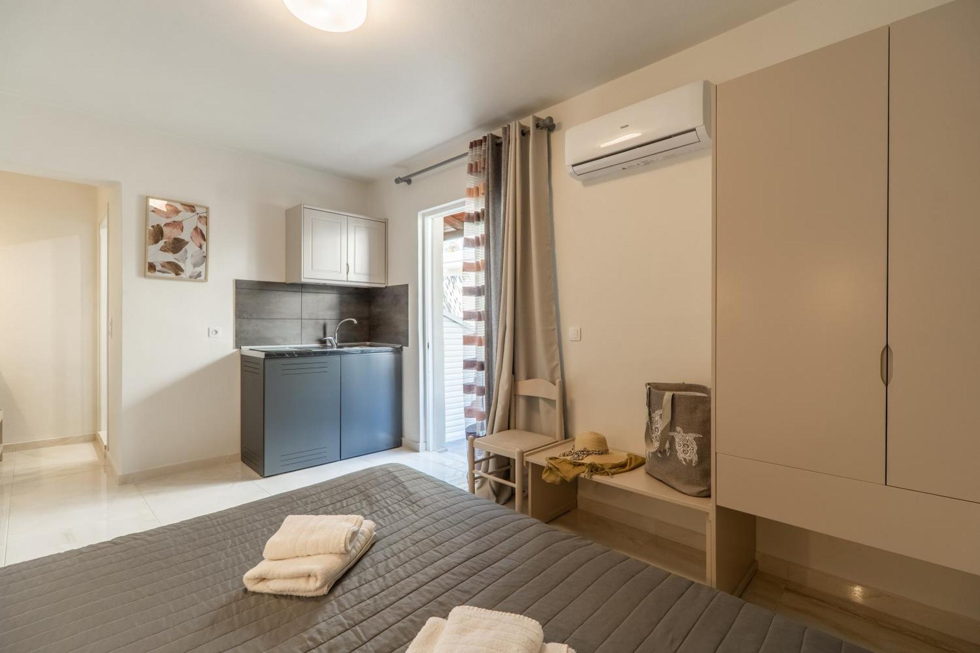 Manos Beachside Apartments Agia Marina Eksteriør bilde