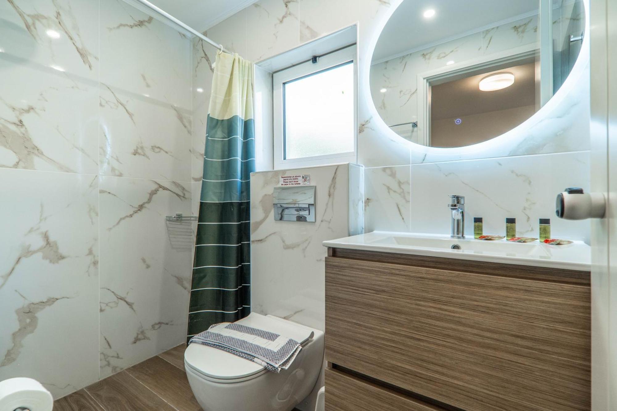Manos Beachside Apartments Agia Marina Eksteriør bilde