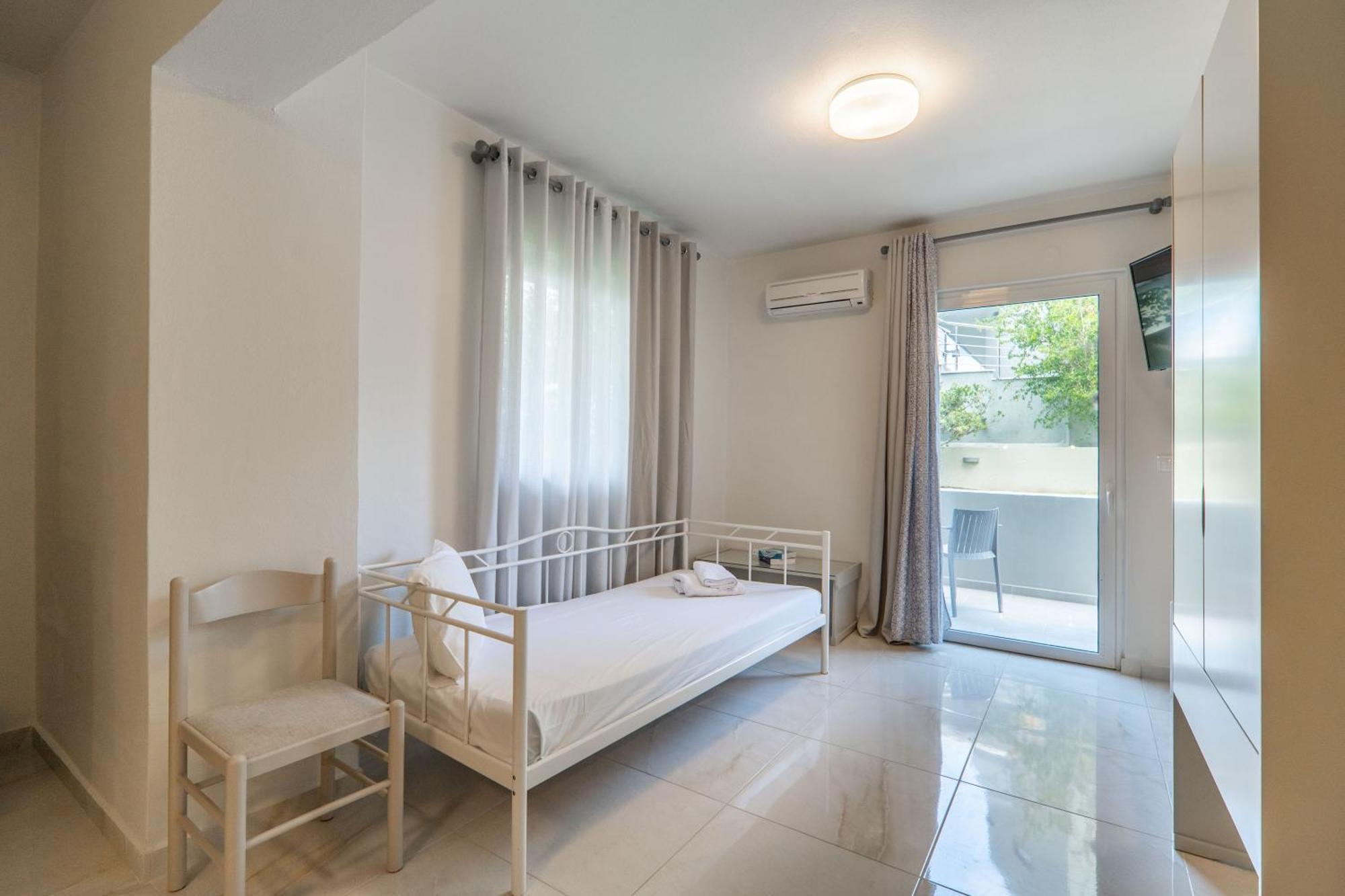 Manos Beachside Apartments Agia Marina Rom bilde