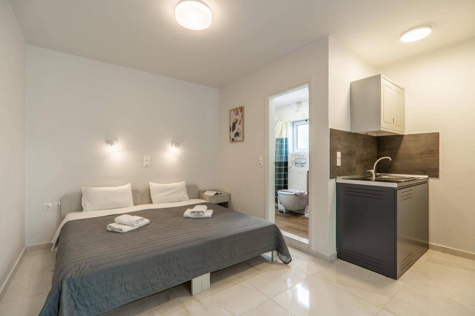 Manos Beachside Apartments Agia Marina Eksteriør bilde