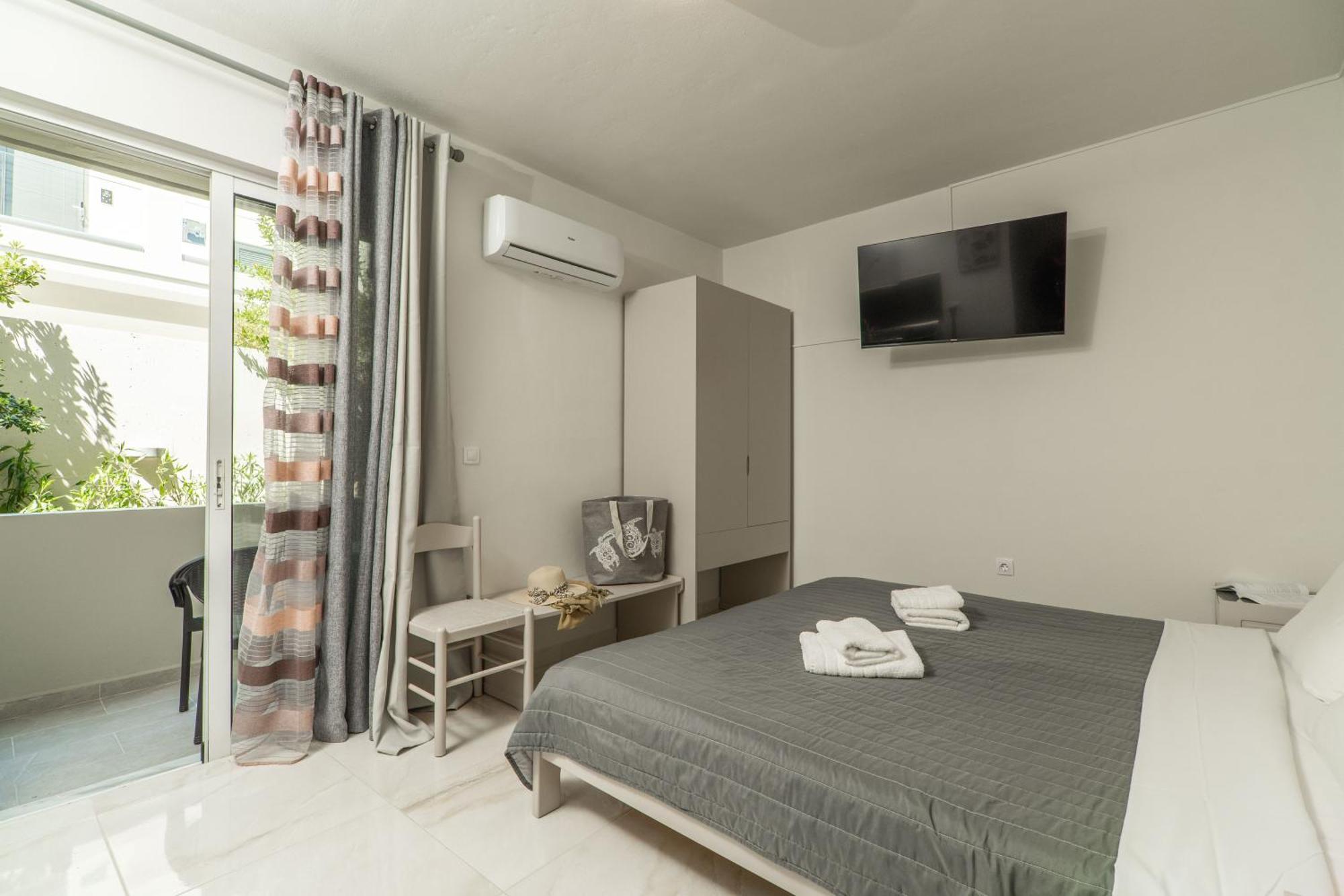 Manos Beachside Apartments Agia Marina Eksteriør bilde