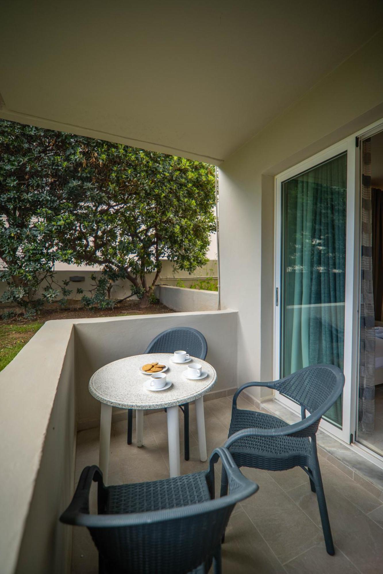 Manos Beachside Apartments Agia Marina Eksteriør bilde