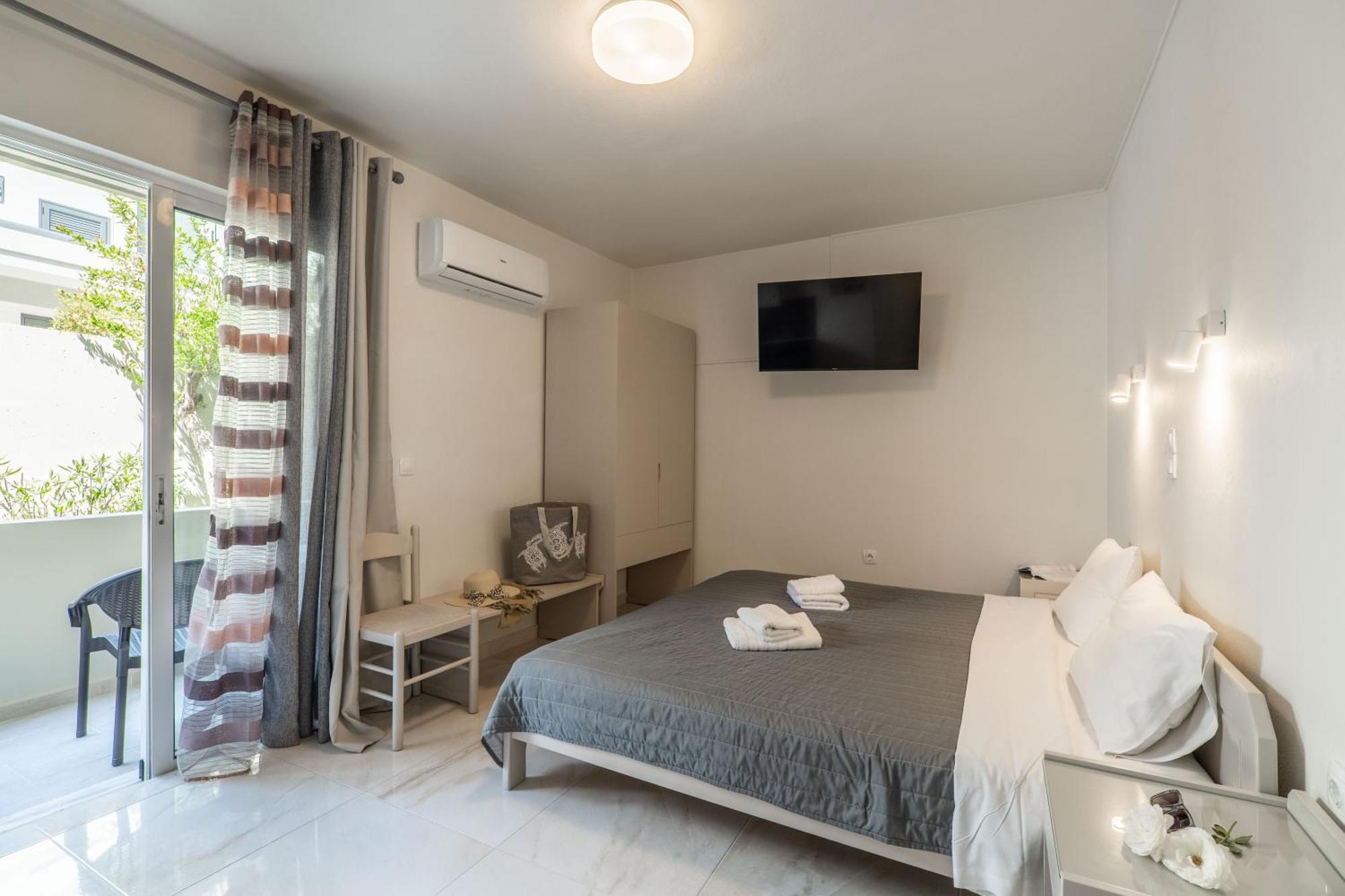 Manos Beachside Apartments Agia Marina Eksteriør bilde