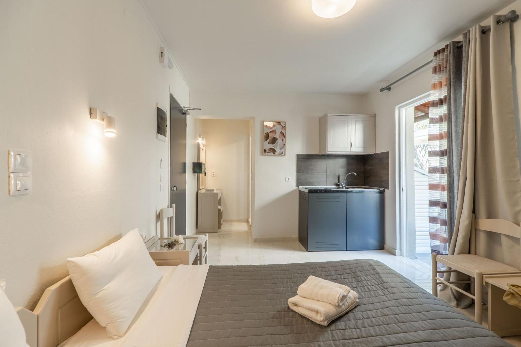 Manos Beachside Apartments Agia Marina Eksteriør bilde
