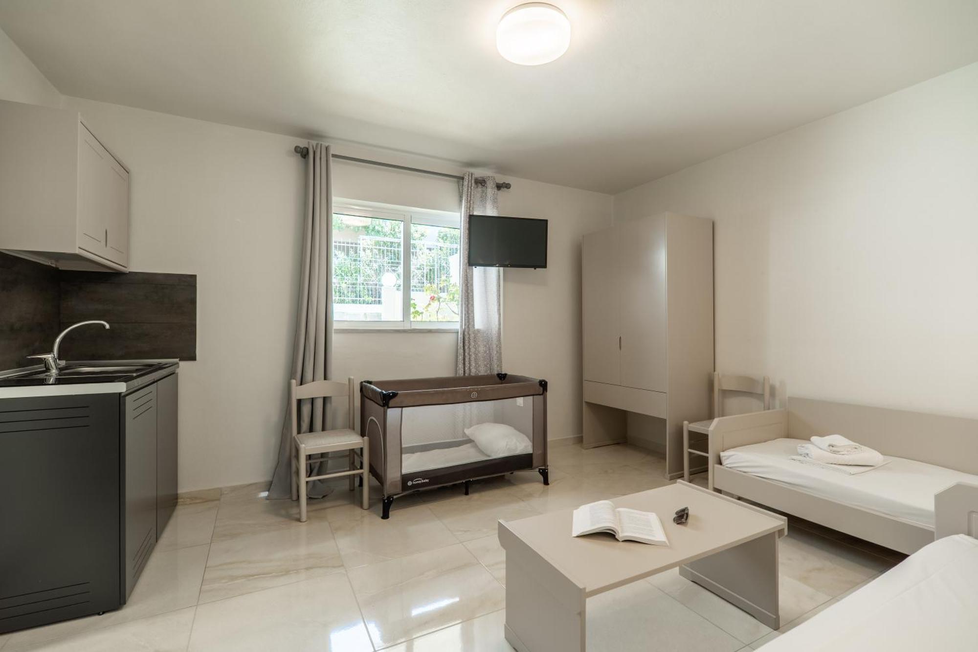 Manos Beachside Apartments Agia Marina Rom bilde
