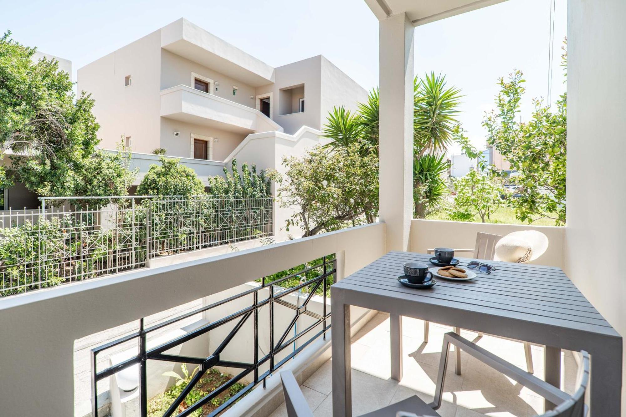 Manos Beachside Apartments Agia Marina Rom bilde
