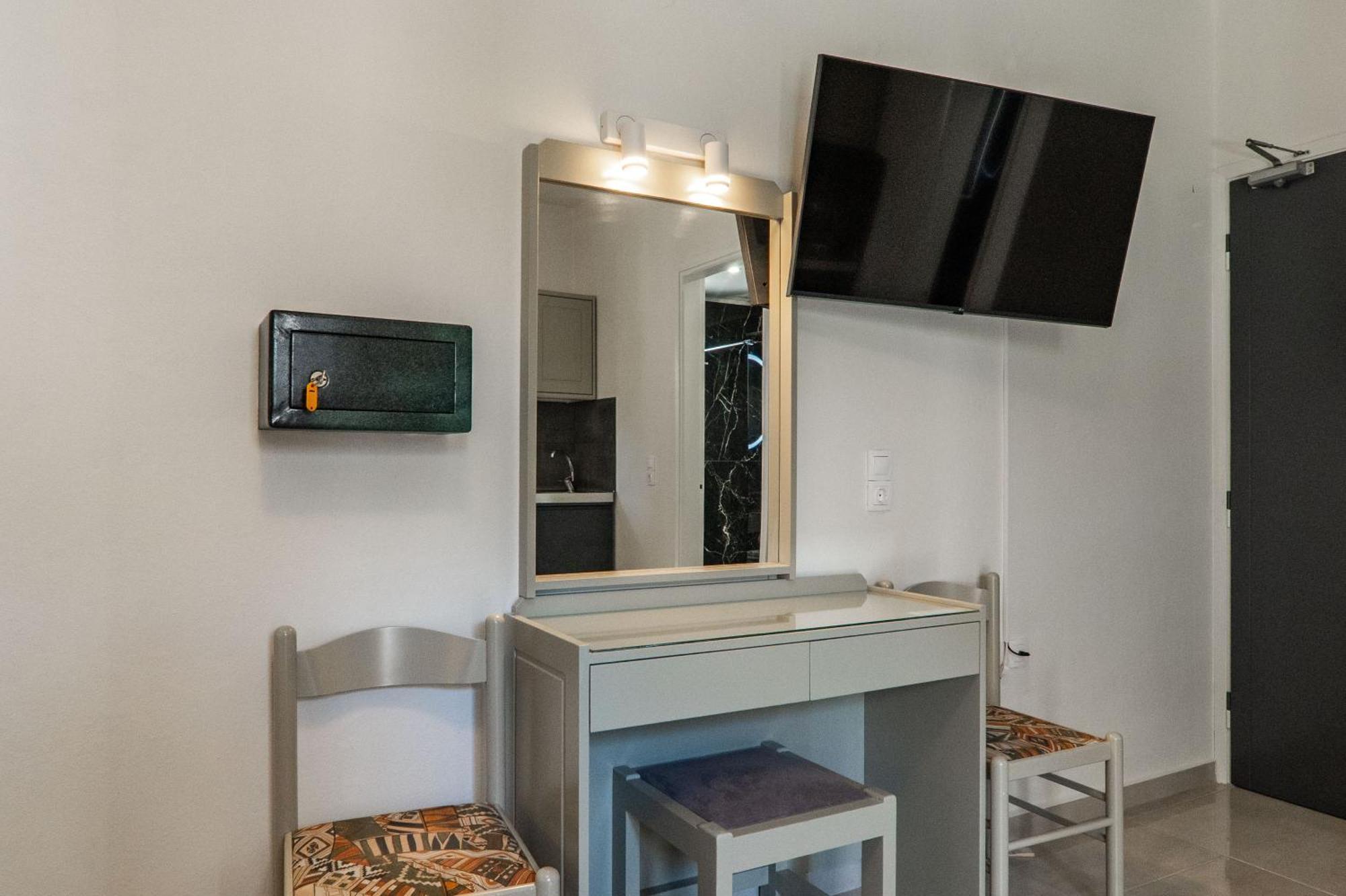 Manos Beachside Apartments Agia Marina Rom bilde