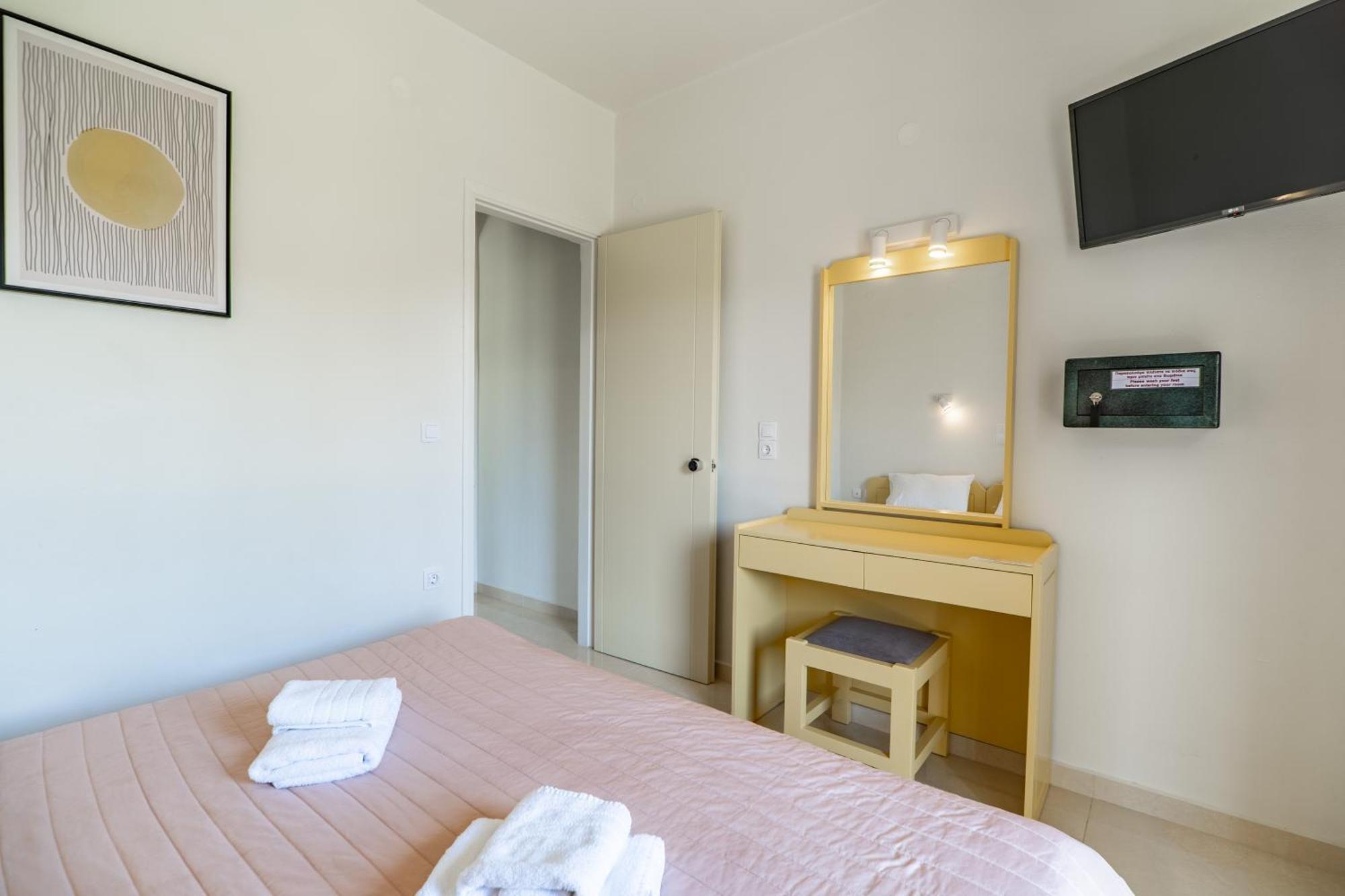 Manos Beachside Apartments Agia Marina Eksteriør bilde