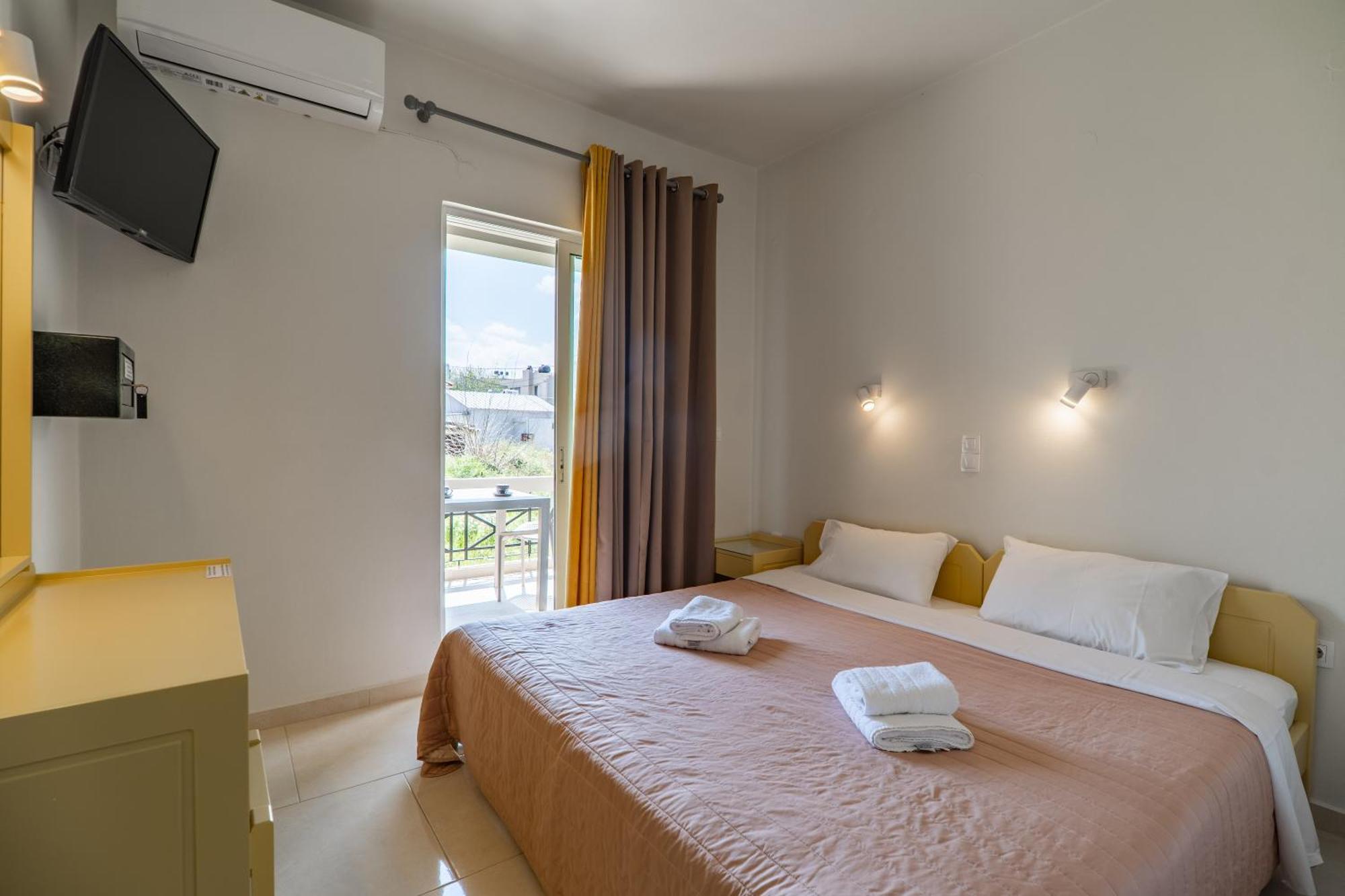 Manos Beachside Apartments Agia Marina Eksteriør bilde