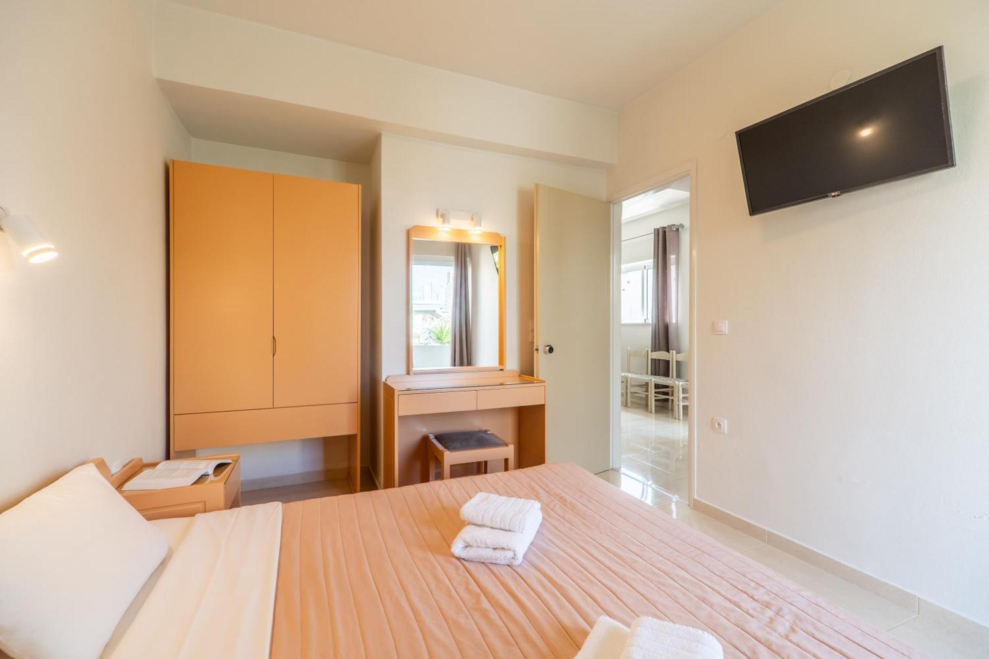 Manos Beachside Apartments Agia Marina Eksteriør bilde