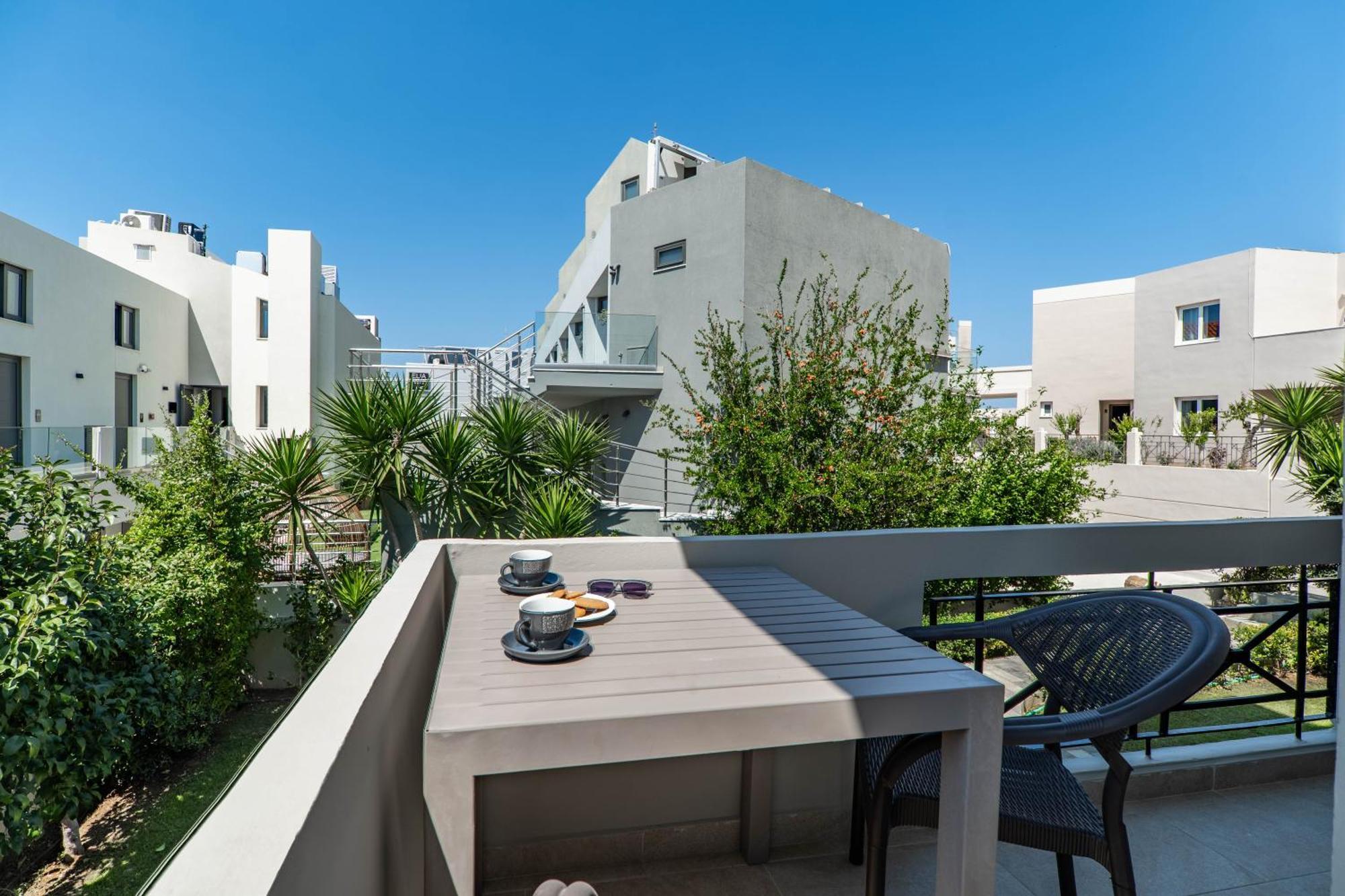 Manos Beachside Apartments Agia Marina Eksteriør bilde