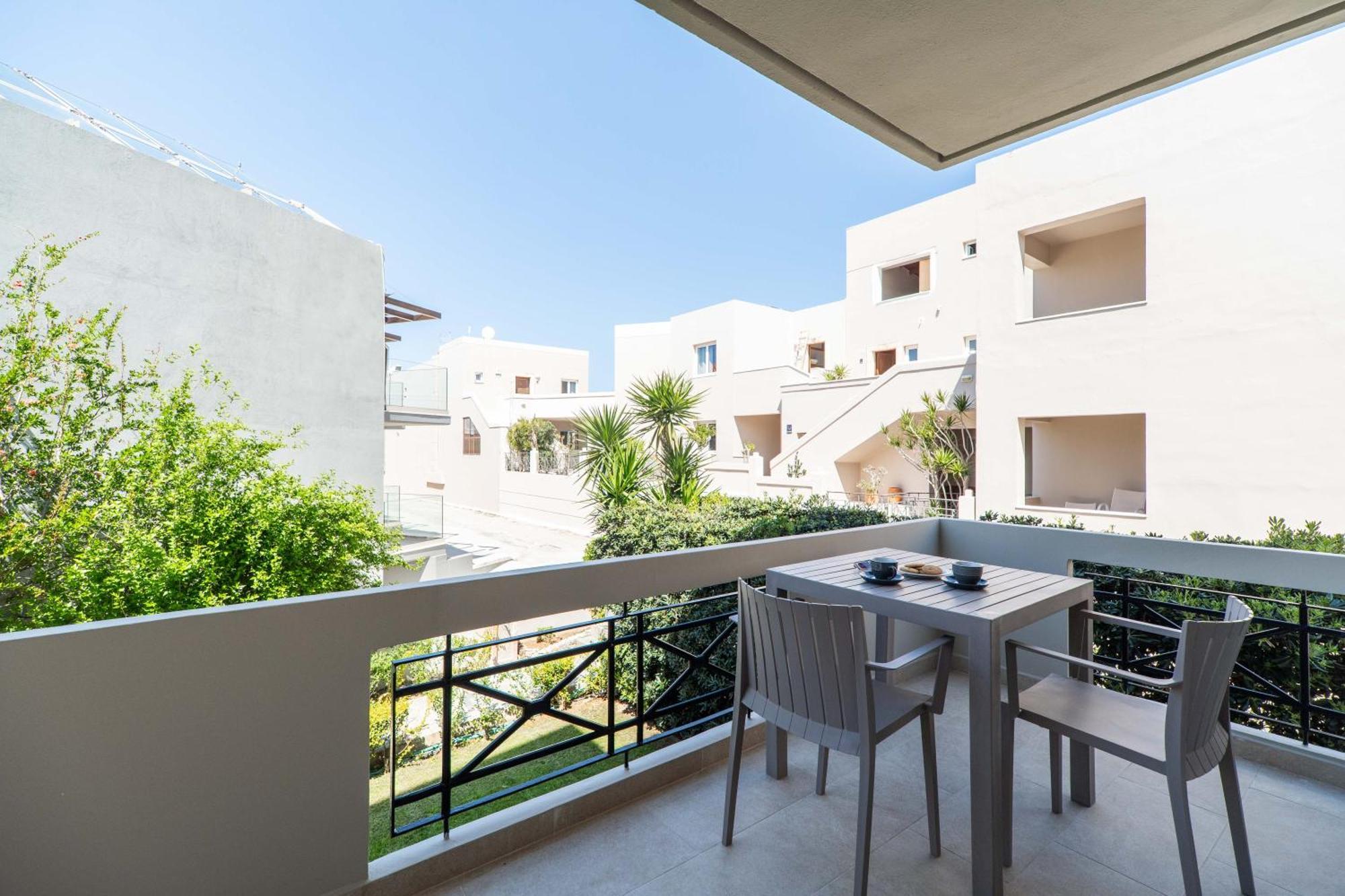 Manos Beachside Apartments Agia Marina Eksteriør bilde
